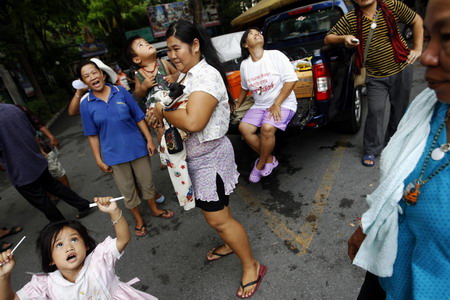 Protesters confront gov't crackdown in Bangkok