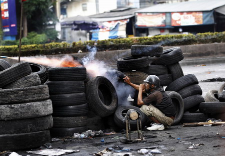 Protesters confront gov't crackdown in Bangkok