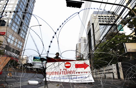 Protesters confront gov't crackdown in Bangkok