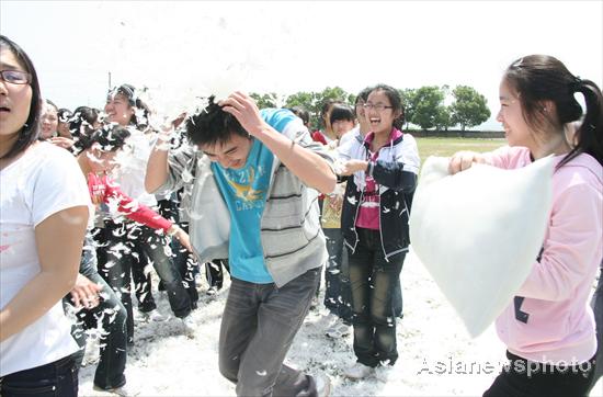 Pillow fight helps to ease gaokao pressure