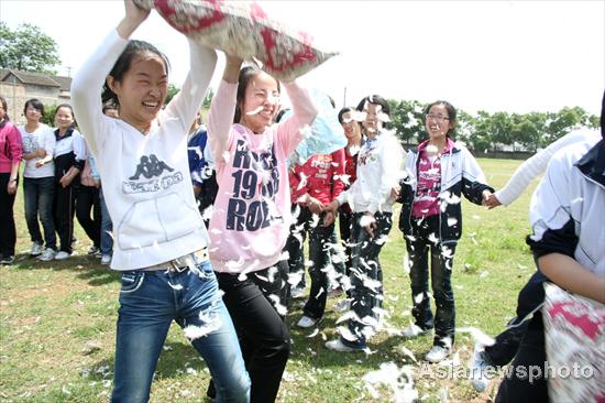 Pillow fight helps to ease gaokao pressure