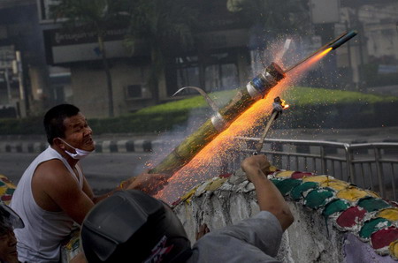 Thai troops mobilizing to disperse red shirts