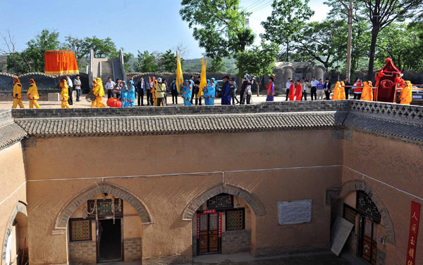 Traditional 'dikeng' wedding in Henan