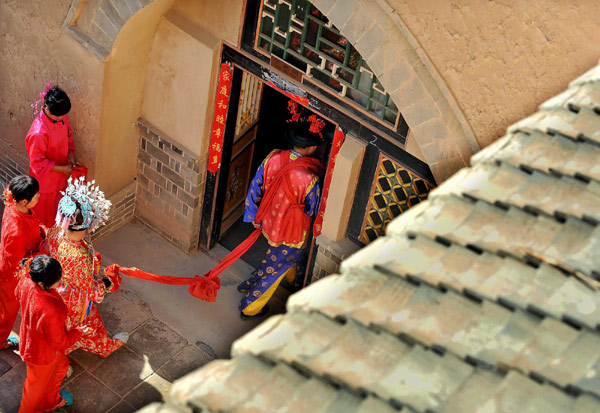 Traditional 'dikeng' wedding in Henan