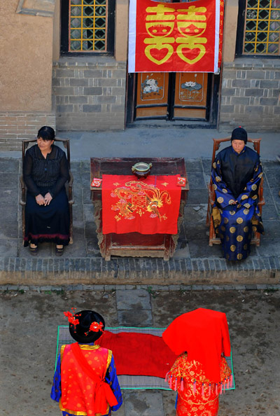 Traditional 'dikeng' wedding in Henan