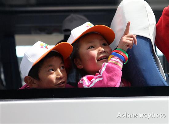 Yushu orphans visit Beijing for Children's Day