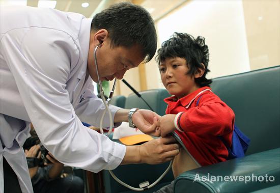 Yushu orphans visit Beijing for Children's Day