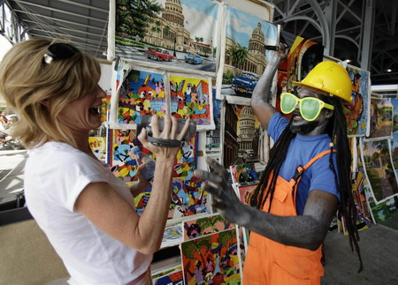 Walk around the Havana's artisan fair