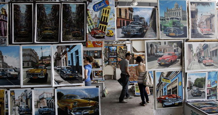 Walk around the Havana's artisan fair
