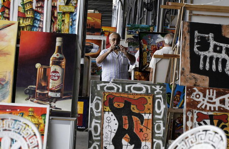 Walk around the Havana's artisan fair