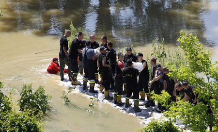 Warsaw residents fight against rising floods