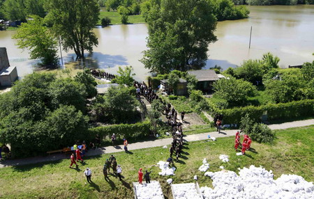 Warsaw residents fight against rising floods