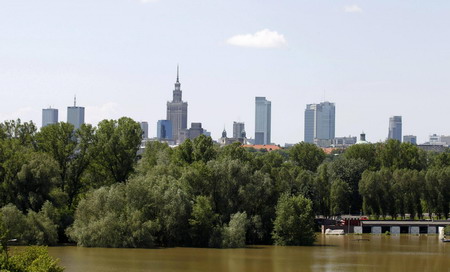 Warsaw residents fight against rising floods