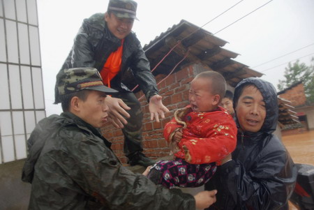 Over 165,000 evacuated in South China floods