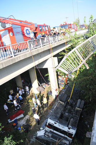 16 Russians killed in Turkey bus plunge