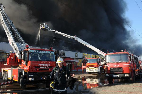 One fireman dies in Chinese market fire in Bucharest
