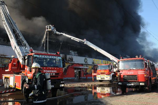 One fireman dies in Chinese market fire in Bucharest