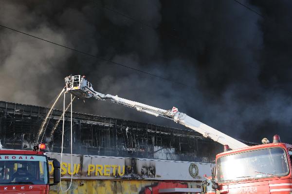 One fireman dies in Chinese market fire in Bucharest