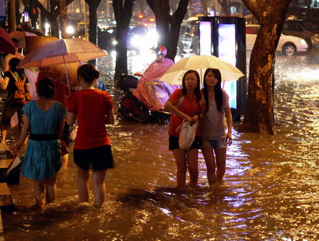 Rainstorms flood streets in S China city