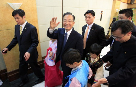 Premier Wen visits Chinese Culture Center in Seoul