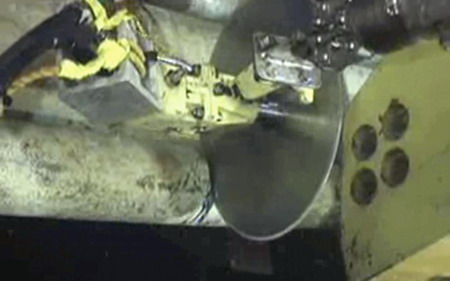 BP uses robotic saw to contain oil leak