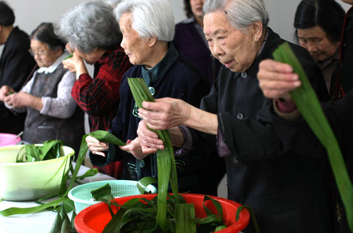 Octogenarians show off their zongzi skills