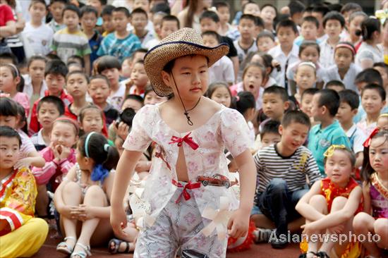 Pupils dress 'green' at fashion show in E China