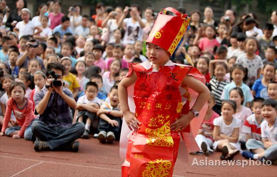 Pupils dress 'green' at fashion show in E China