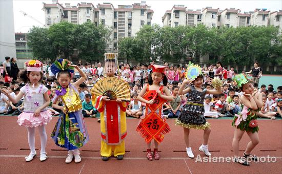 Pupils dress 'green' at fashion show in E China