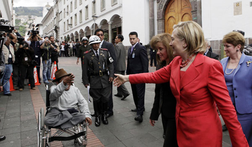 Clinton greets handicapped begger during Ecuador visit