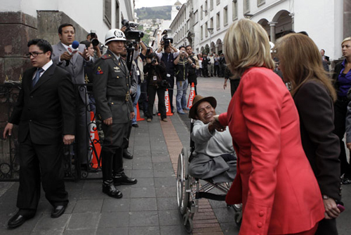 Clinton greets handicapped begger during Ecuador visit