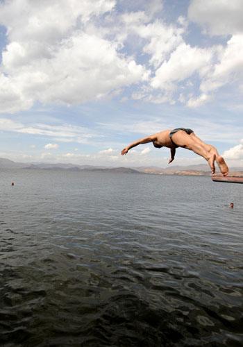 Swimmers enjoy cleaner Erhai Lake