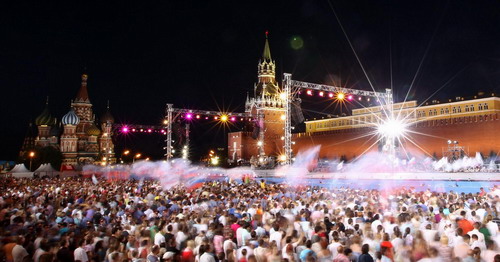 Russians celebrate their day in style