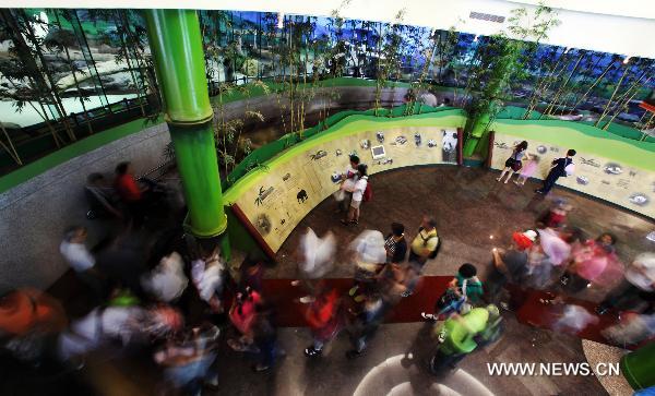 Paying a visit to Tuantuan, Yuanyuan during festival