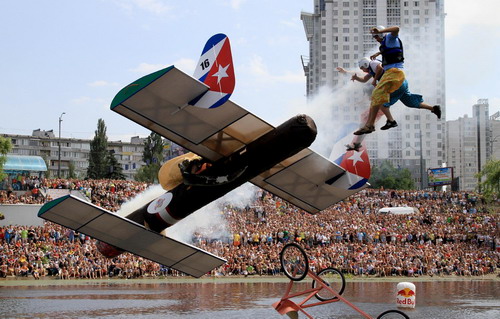 Self-made aircrafts compete on the Dnieper River