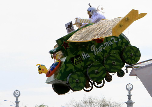 Self-made aircrafts compete on the Dnieper River