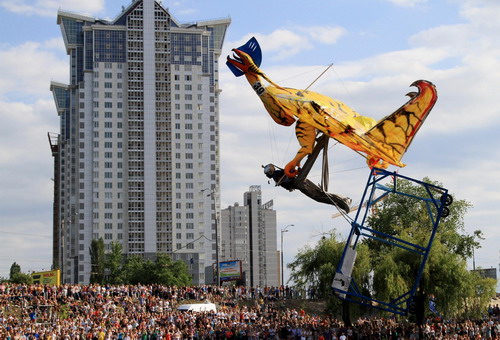 Self-made aircrafts compete on the Dnieper River