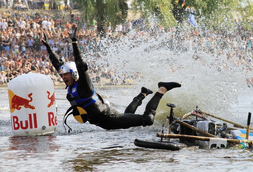 Self-made aircrafts compete on the Dnieper River