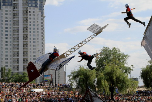 Self-made aircrafts compete on the Dnieper River