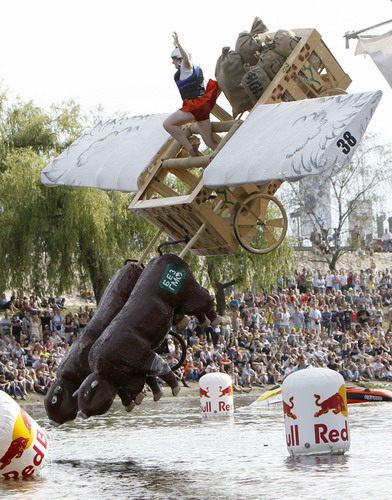 Self-made aircrafts compete on the Dnieper River