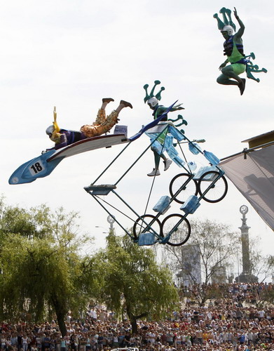 Self-made aircrafts compete on the Dnieper River