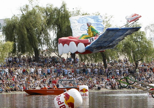 Self-made aircrafts compete on the Dnieper River