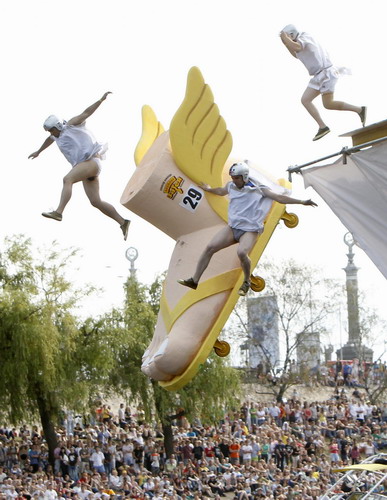 Self-made aircrafts compete on the Dnieper River