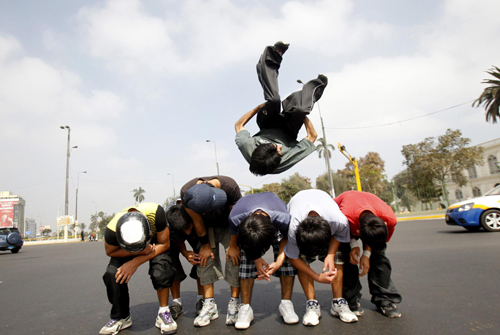 Young men play stunt to get tips from drivers