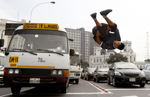 Young men play stunt to get tips from drivers