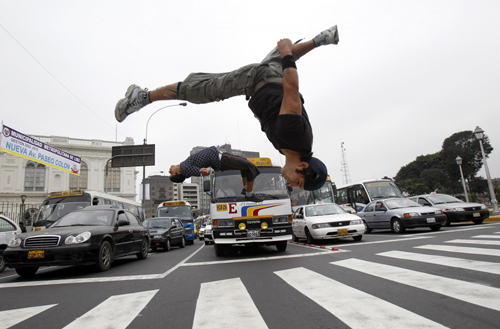 Young men play stunt to get tips from drivers