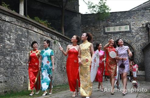 Qipao ladies take to the streets