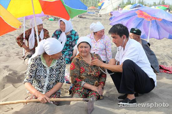 Hot sand treatment lures tourists to Xinjiang