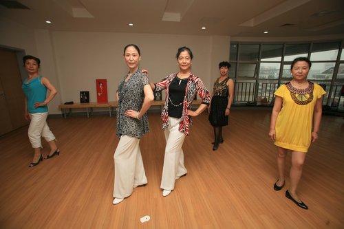 Dance and modeling club for retired women