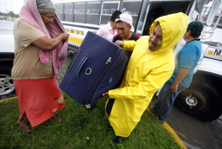 Hurricane Alex threatens Gulf of Mexico